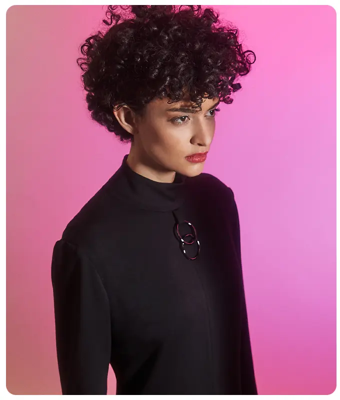 Ana Alcazar Model draagt ​​zwarte top met ringversiering